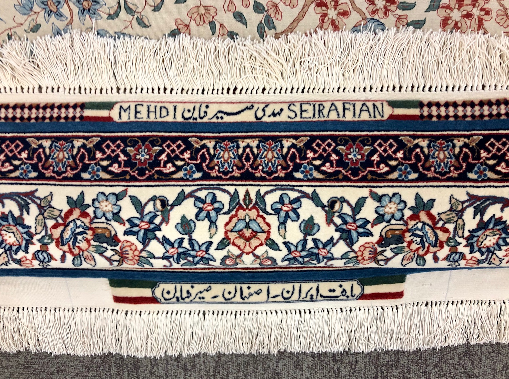 ペルシャ絨毯に織り込まれているサインは誰の名前か？